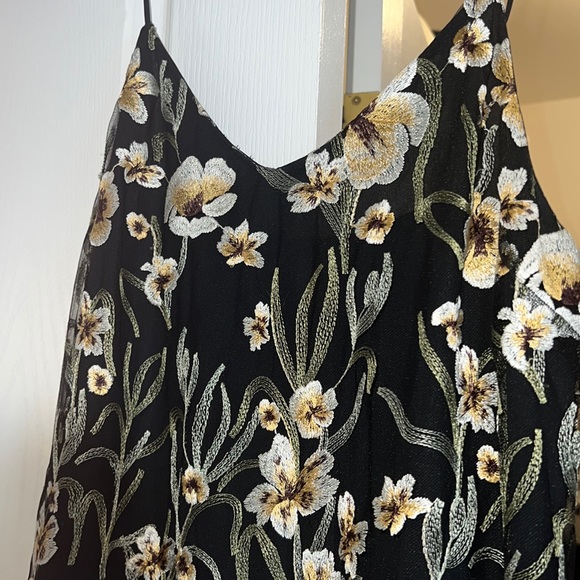 Aritzia embroidered dress - Picture 4 of 9